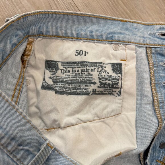 Levi Women's 501 Light Wash Denim Shorts Size 32 - Picture 6 of 6